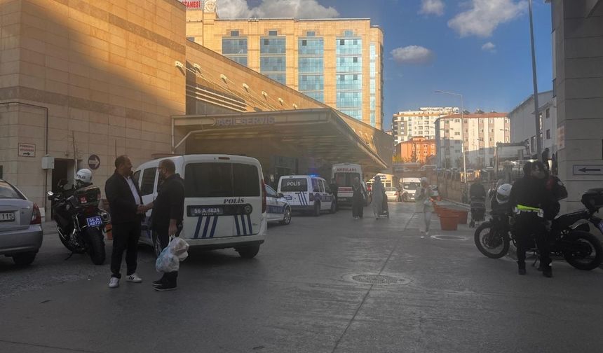 Hastane bahçesinde akrabalar arasında bıçaklı kavga: 3 yaralı