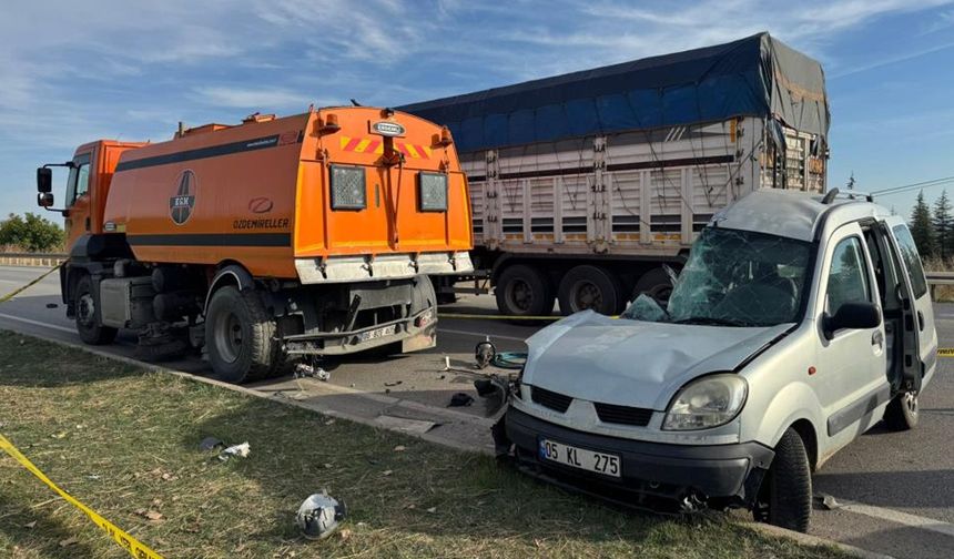 Hızını alamayan araç kamyona çarptı: 4 ölü, 1 yaralı