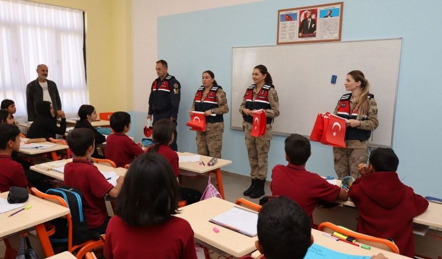 Diyarbakır'da jandarmadan çocuklara "Cumhuriyet Bayramı" sürprizi