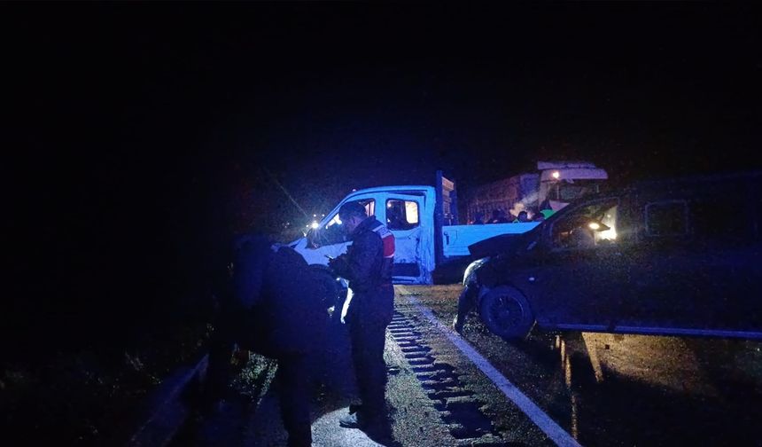 Kamyonet ile minibüs çarpıştı: 7 yaralı