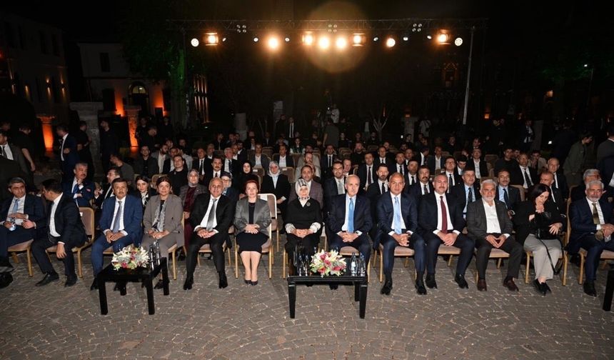 Kurtulmuş, Diyarbakır İçkale’de Medeniyetler Korosu'nu dinledi
