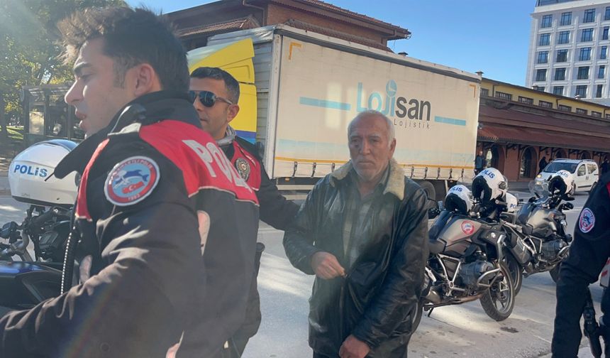 Lokantada yemek yediği arkadaşını bıçakla ağır yaraladı