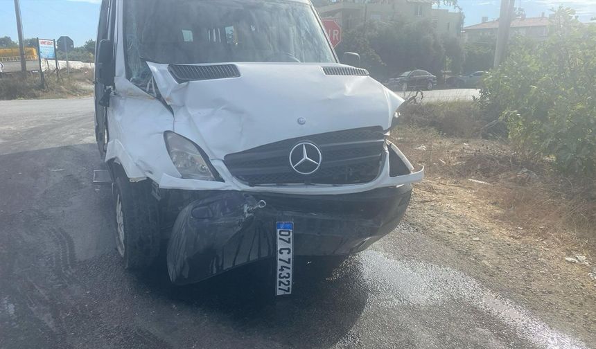 Okul servisiyle midibüs çarpıştı: 7 öğrenci yaralandı