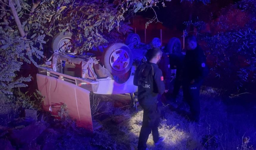 Polisten kaçan otomobil şarampole uçtu: 2 yaralı