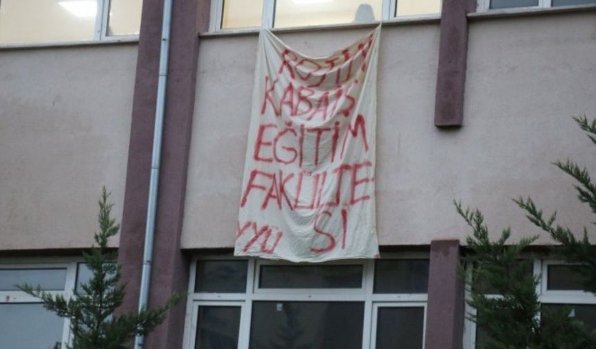 Eylemdeki öğrenciler fakültenin ismini Rojin Kabaiş olarak değiştirdi