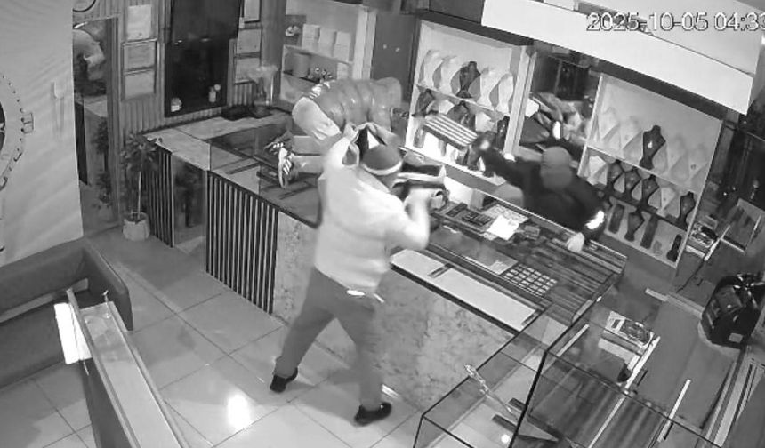 Kuyumcu soygunu: 1 dakikada 3 kilo altını çaldılar
