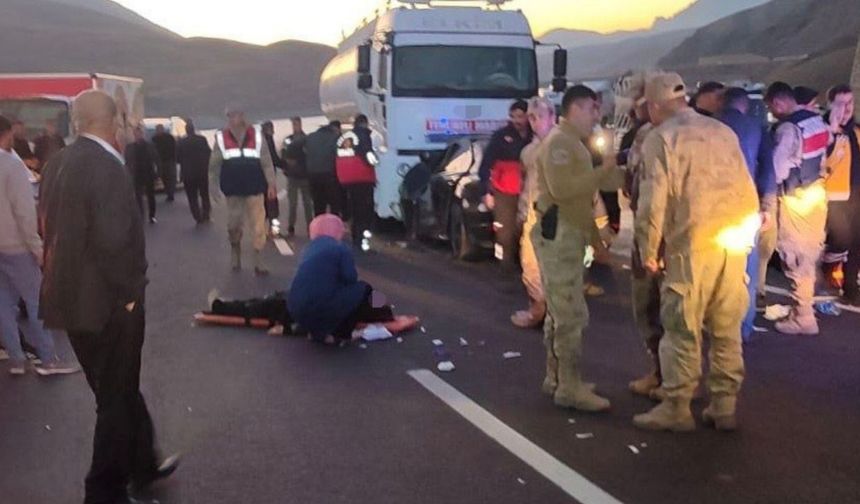 Van-Hakkari yolu kana bulandı: 2 ölü, 5 yaralı