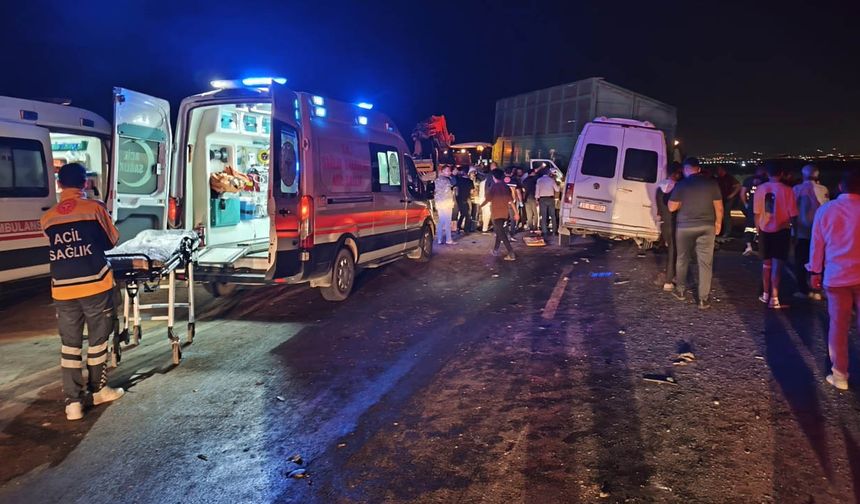 Yolcu minibüsü traktöre çarptı, 15 yaralı