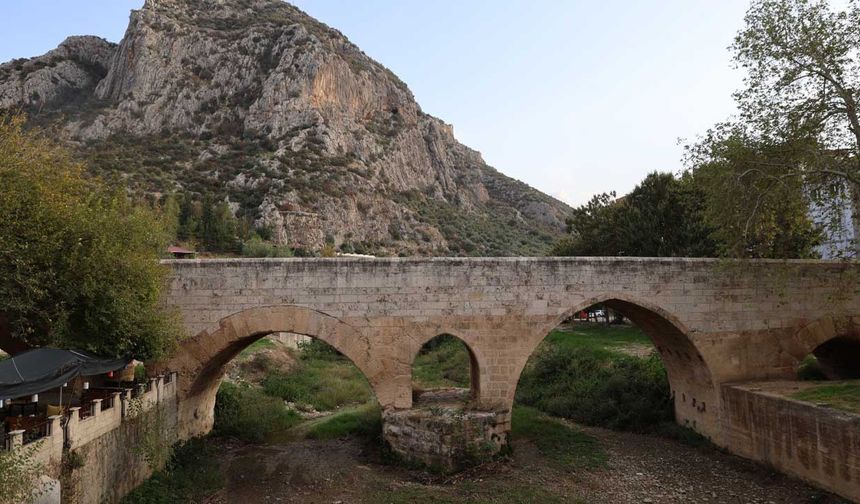 Ziyaretçi akınına uğrayan tarihi ve doğal alan kurudu!