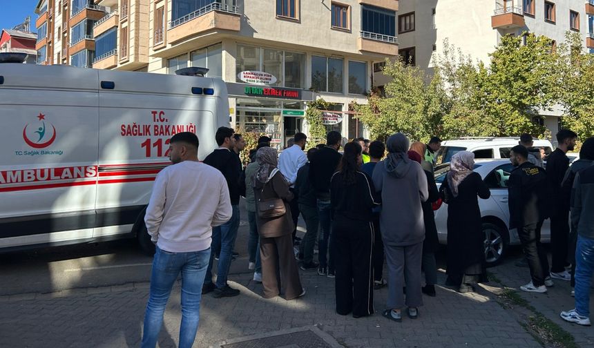 Otomobilin çarptığı 2 öğrenci yaralandı