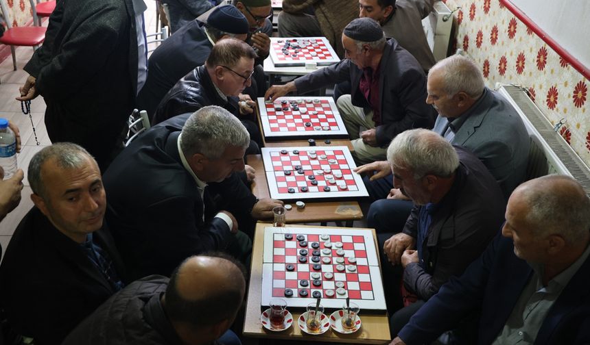 Bu çay ocağında sadece dama oynanıyor