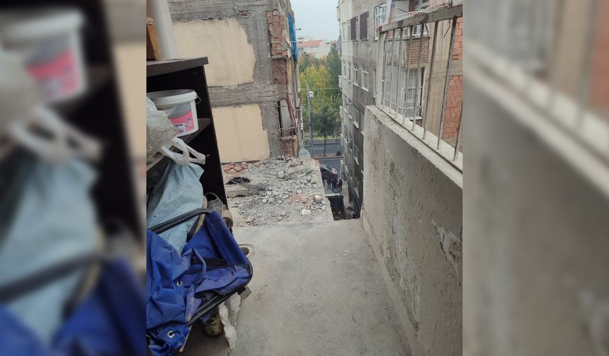 Diyarbakır’da ağır hasarlı bina yıkılırken sağlam bina çöktü