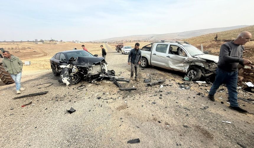 Diyarbakır'da feci kaza: İki otomobil kafa kafaya çarpıştı