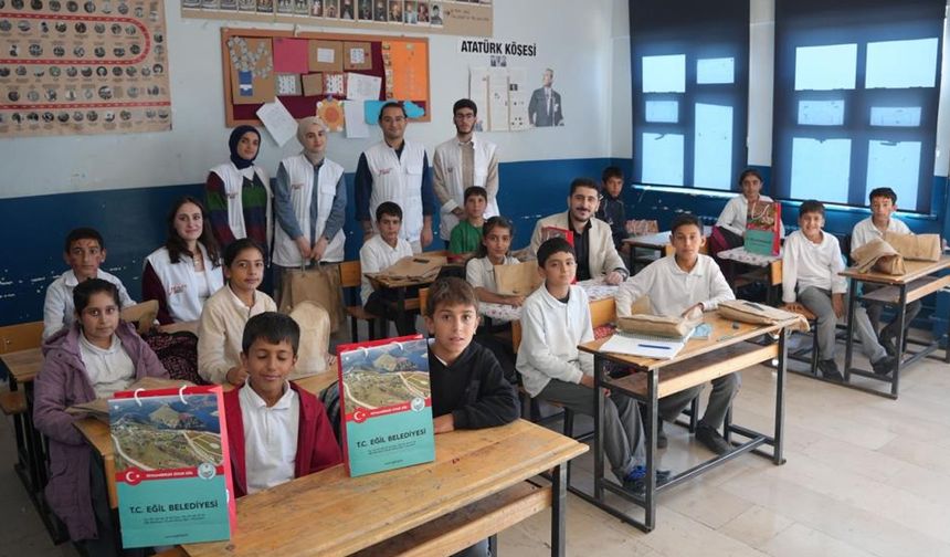 Diyarbakır’da sağlıkçılar taradı, belediye hediye verdi