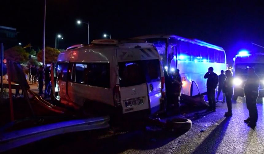 Fabrika işçilerini taşıyan otobüs ile minibüs çarpıştı:13 yaralı