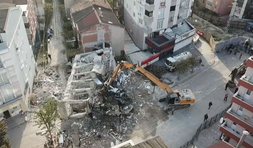 Gebze’de 4 kişiye mezar olan binanın enkazı kaldırılıyor