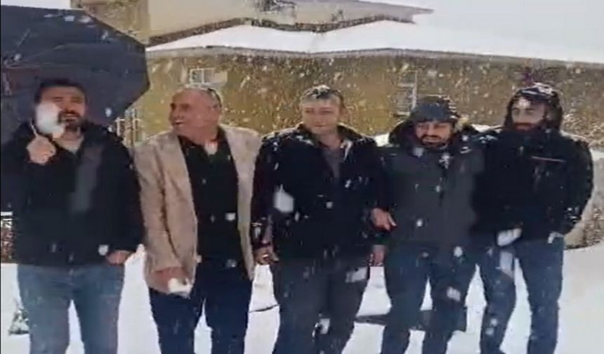 Hakkari’de halaylı kar yağışı kutlaması