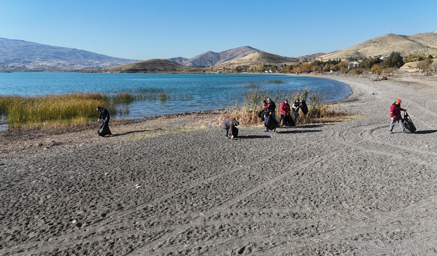 Hazar Gölü’nde 10 ton çöp toplandı