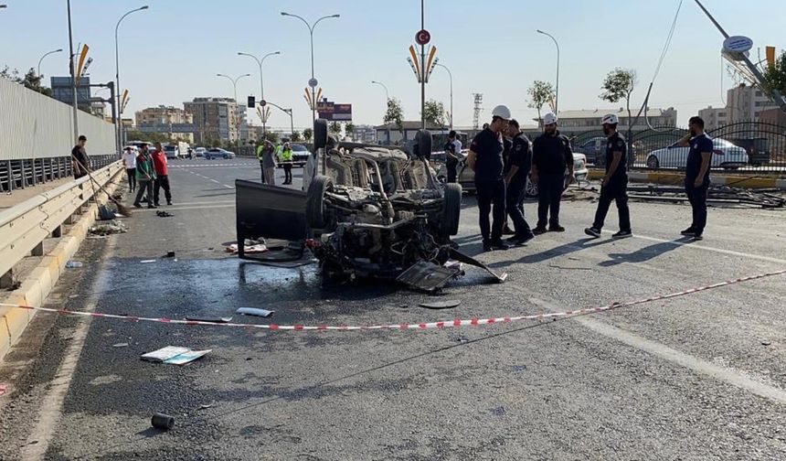 Hızını alamayan otomobil refüjü aşıp araçların arasına daldı: 3'ü ağır, 5 yaralı