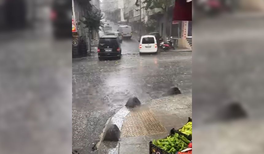 İstanbul'da dolu yağışı; vatandaşlar etkili oldu
