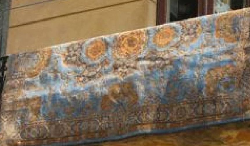 Komşusunun balkonuna halı silkeledi, hapis cezası aldı