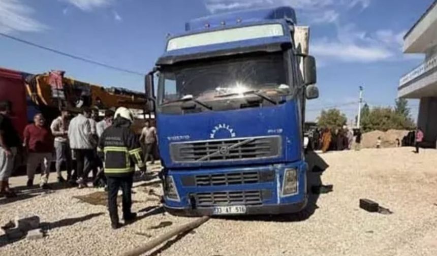Mardin’de lastiğini değiştirmek istediği tırın altında kaldı