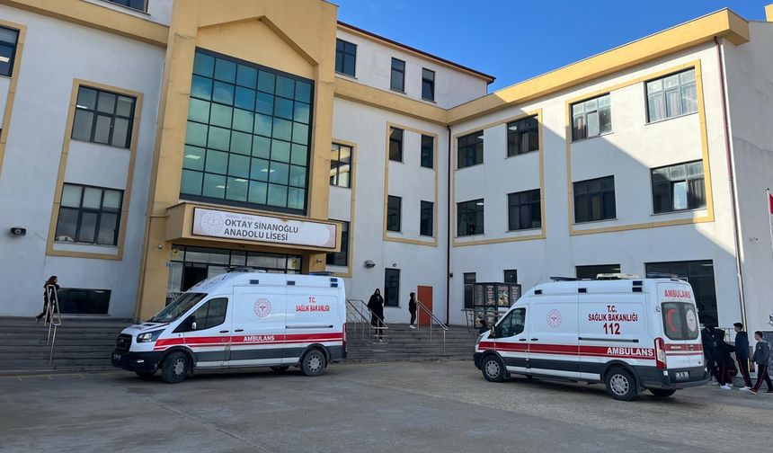 Okulda yemek yiyen 5 öğrenci zehirlendi