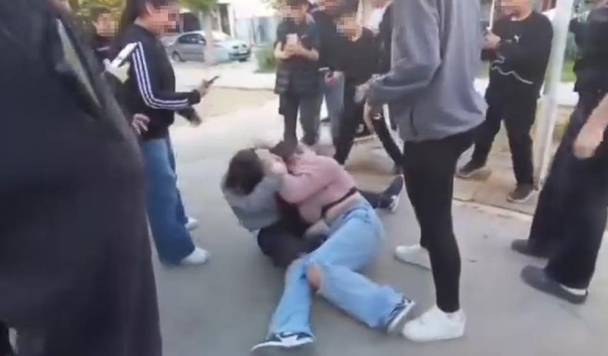 Ortaokullu kızlar kavga etti, arkadaşları video çekti