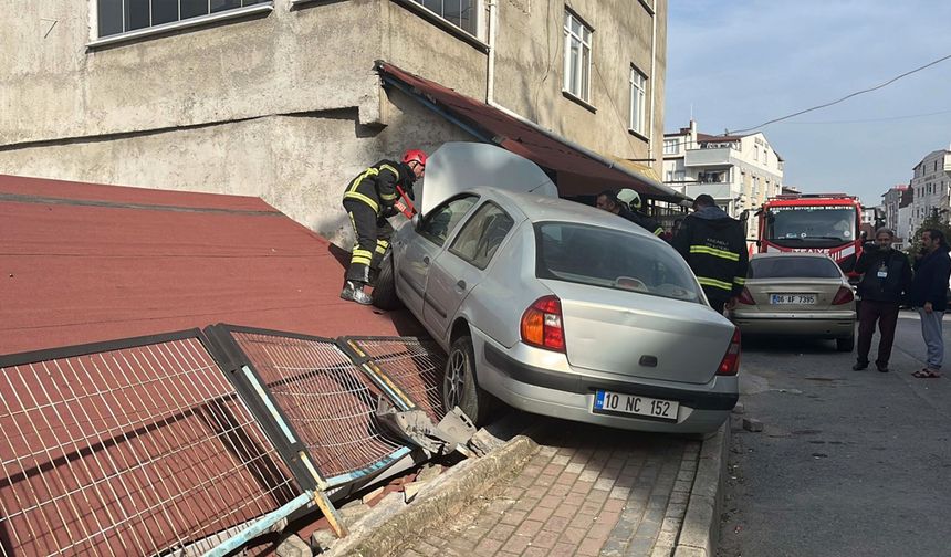 Otomobil evin çatısına çıktı