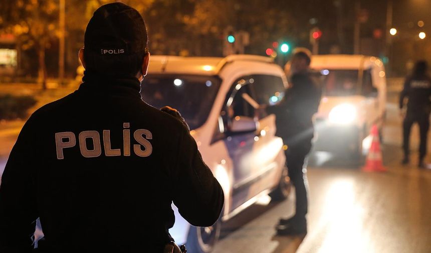 Van’da polis memuru, kiraladığı araçta 16 kilo esrarla yakalandı