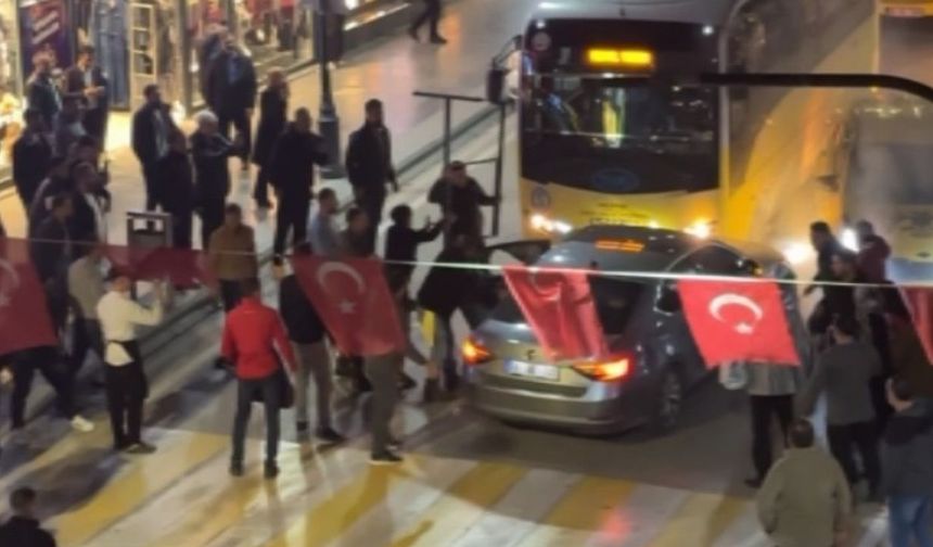 Kaldırıma çıkıp 3 kişiyi yaraladı, ters yola girip 5 araca çarptı, darp edildi