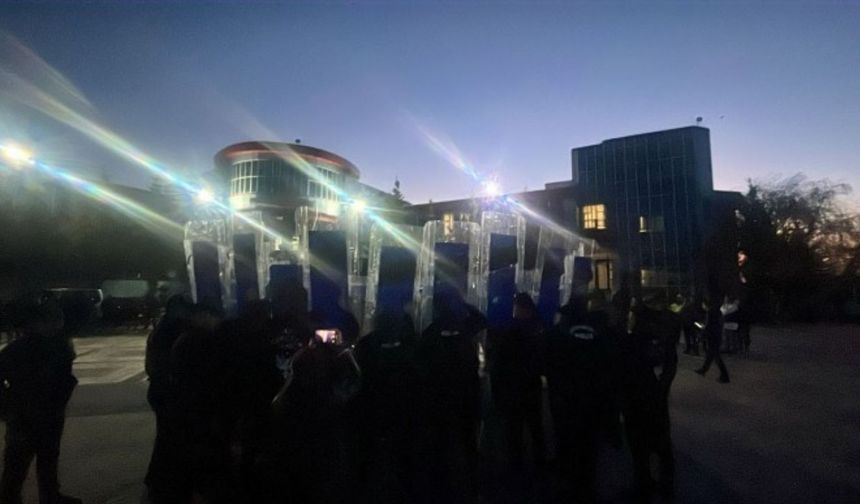 Rojin Kabaiş eylemi yapan öğrencilere polis ablukası