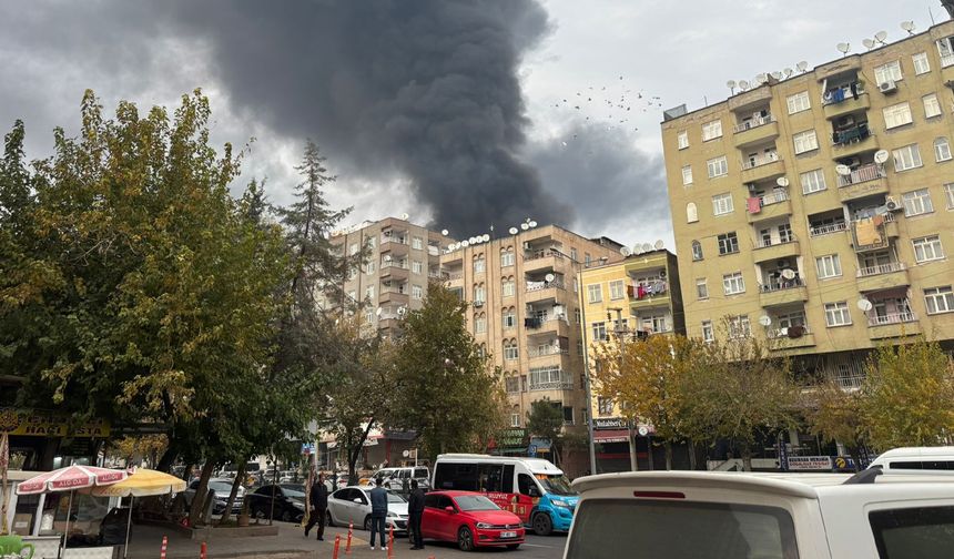 Diyarbakır’da korkutan yangın: Gökyüzünü siyah duman kapladı