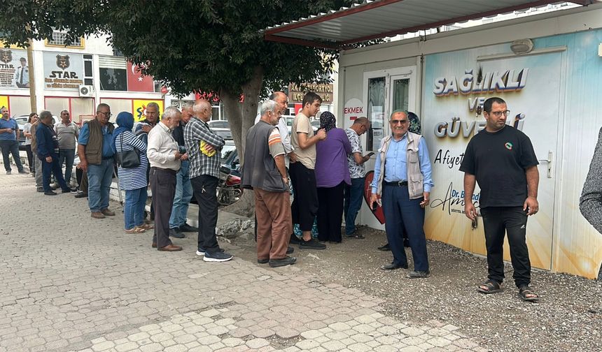 Yoksulluğun fotoğrafı: Ekmek fiyatı yarı düştü metrelerce kuyruk oluştu
