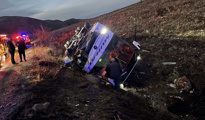 Yolcu otobüsü şarampole devrildi: 2 ölü, 21 yaralı