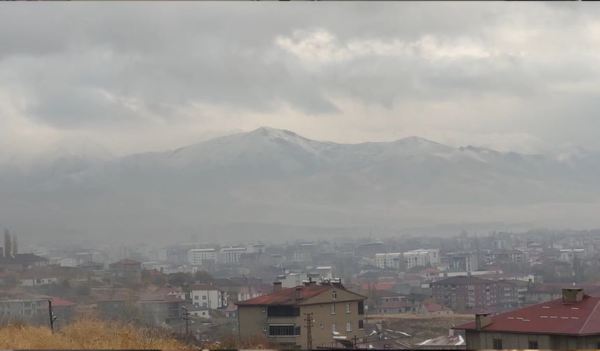Yüksekova’nın çevresi beyaza büründü