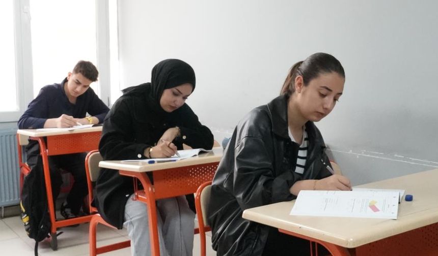 Belediyenin düzenlediği sınava 9 bin öğrenci katıldı
