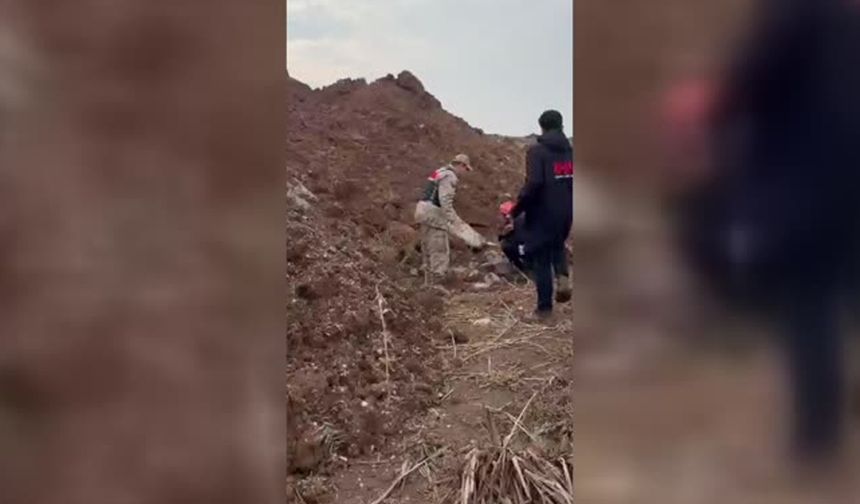 Kayıp olarak aranan çocuk, toprağa yarı gömülü bulundu