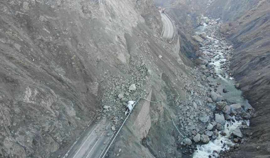 Hakkari'de heyelan, büyük korku yarattı!