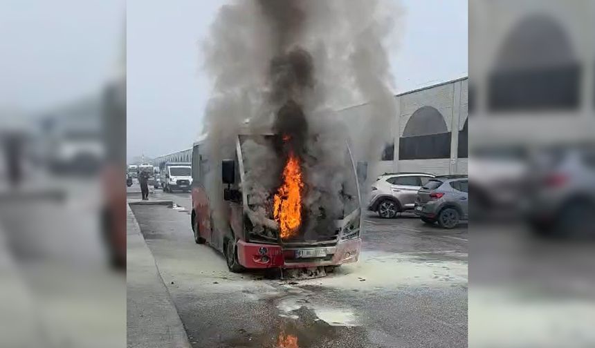 Halk otobüsü alev alev yandı, yolcular son anda kurtuldu