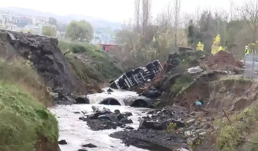 İstanbul yol çöktü, araçlar dereye uçtu!