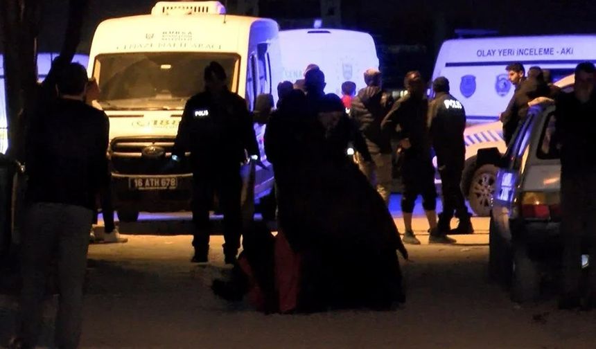 Anne ve babası ile kardeşini katletti!