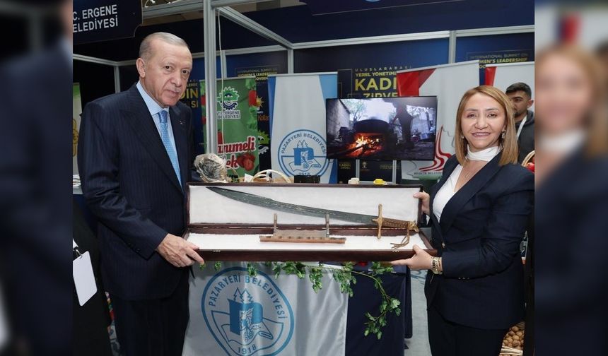 Kadın Başkan, Cumhurbaşkanı Erdoğan'a kılıç hediye etti