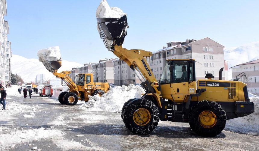 Kamyonlarla kar taşınıyor