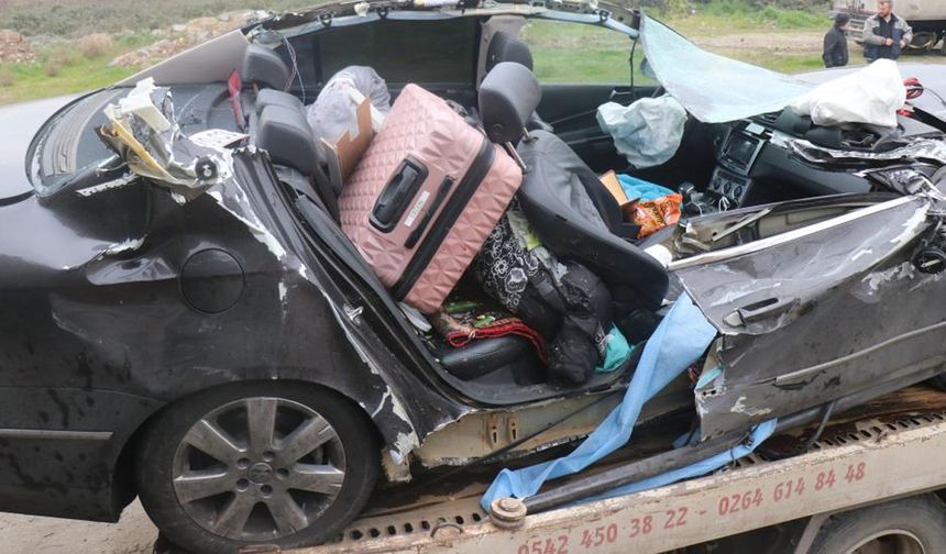 Tıra arkadan çarpan araç kağıt gibi ezildi: 1 ölü, 1 yaralı