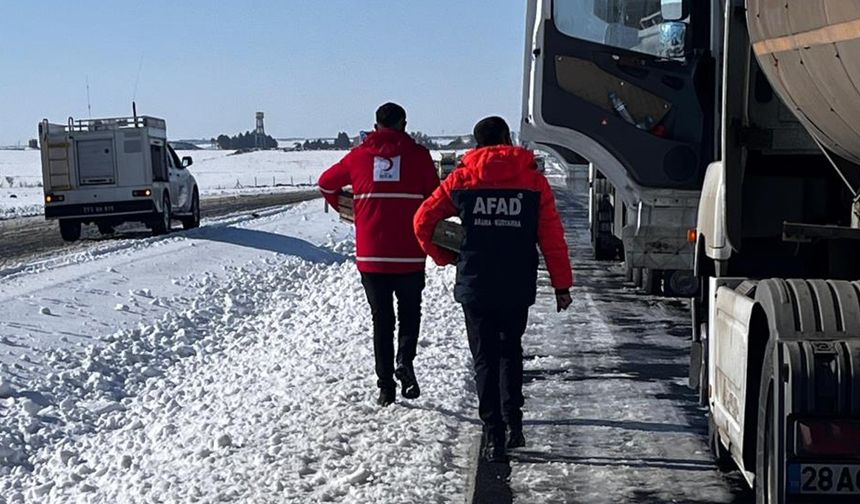 Kızılay'dan yolda kalan tır şoförlerine sıcak yemek