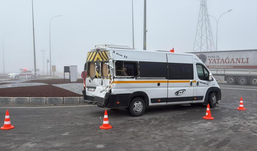 Lise öğrencilerini taşıyan servis aracı tır ile çarpıştı: 20 yaral