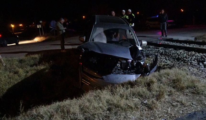 Hemzemin geçitte tren otomobile çarptı: 5 yaralı