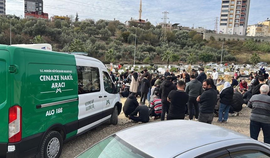 Mersin'de çifte cinayet: Anne ve oğlu yan yana toprağa verildi