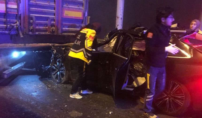 Otomobil TIR’a arkadan çarptı: 4 ölü